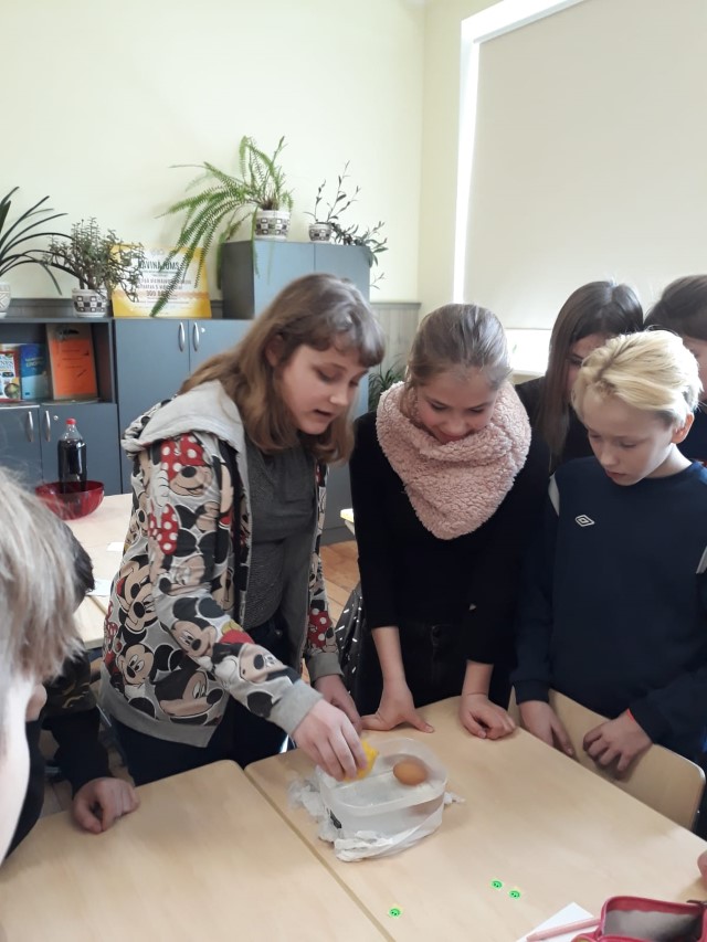 Skolēni eksperimentē 16. janv 2020 3